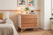 Cômoda para Quarto 3 Gavetas Baori - Branco e Jatobá ambientado no quarto