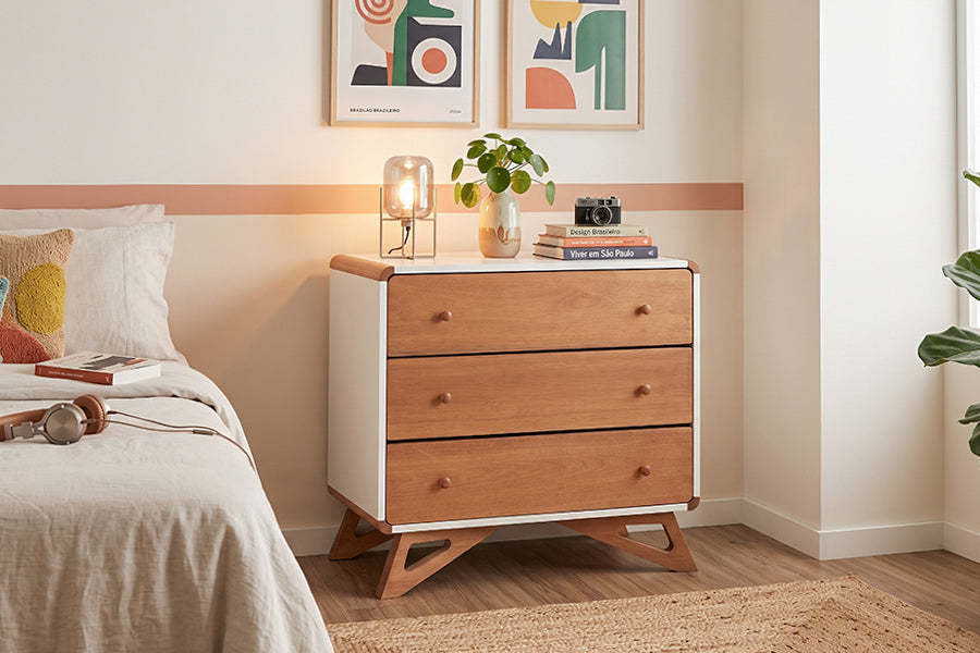 Cômoda para Quarto 3 Gavetas Baori - Branco e Jatobá ambientado no quarto