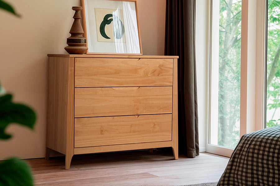 cômoda quarto com 3 gavetas lice ambientada no quarto com quadro em cima