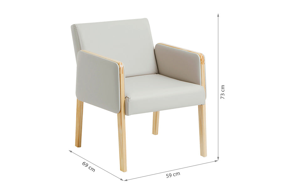 poltrona para sala arpoador couro off white em fundo infinito vista na diagonal com medidas