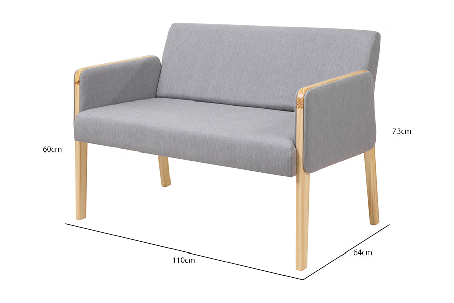 sofa bege arpoador natural tecido cinza claro visto na diagonal em fundo infinito com medidas escritas na imagem