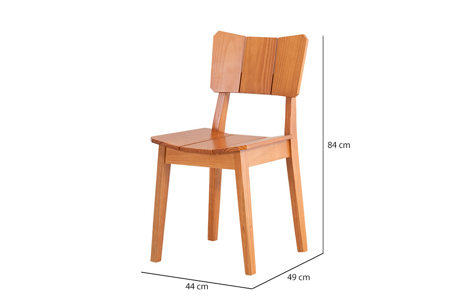 foto da cadeira de madeira uma na cor nozes vista na diagonal em fundo branco com medidas escritas na imagem