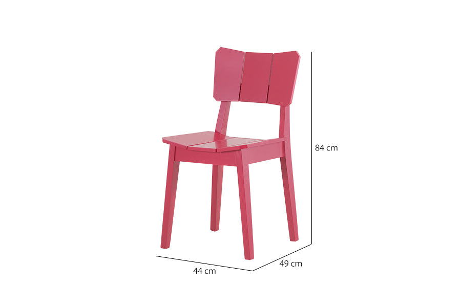 foto da cadeira para cozinha uma na cor magenta vista na diagonal em fundo branco com medidas escritas na imagem
