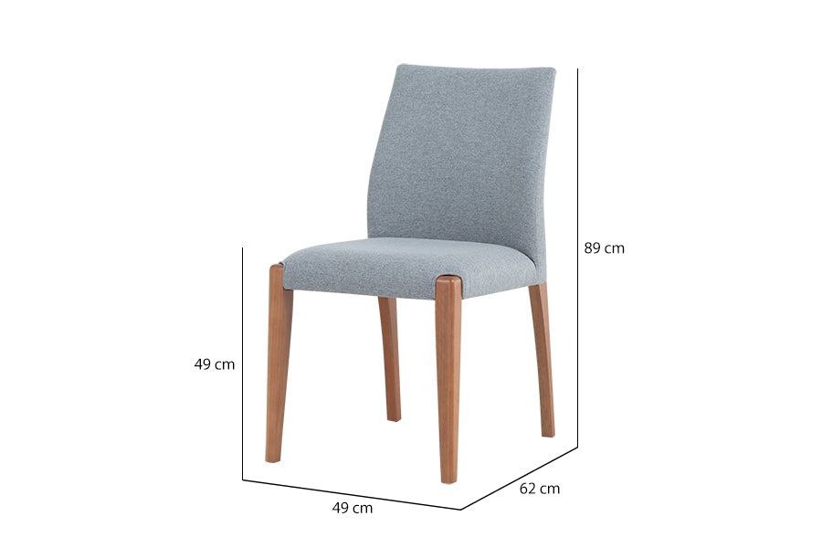 cadeira de madeira de jantar liv cinza em fundo infinito visto na diagonal com medidas