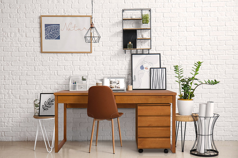 escrivaninha de madeira duna 160 na cor cerezo em home office com gaveteiro rodinhas delta cerezo