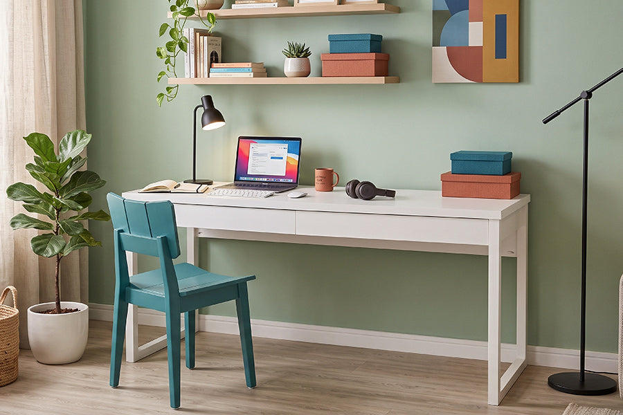escrivaninha 160 duna branco e cadeira uma verde ambientados no home office