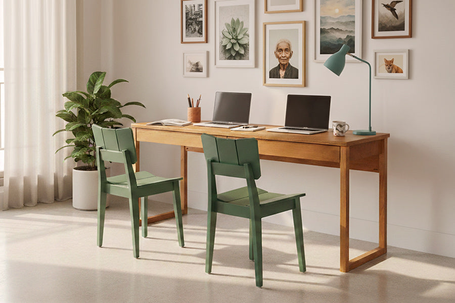 escrivaninha duna 160 e cadeiras uma verde escuro ambientada no home office