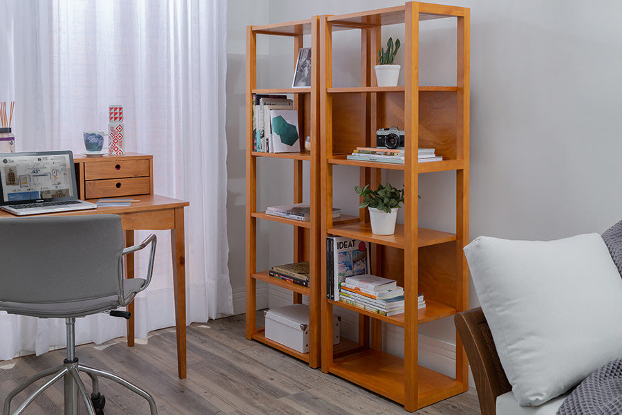 estante duna cerezo ambientada no home office com livros e plantas em suas prateleiras