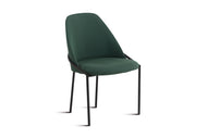 foto da cadeira para mesa de jantar chloé na cor verde vista na diagonal em fundo branco