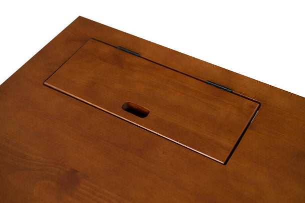 foto da mesa de escritorio com gaveta bali na cor caramelo focando no nicho do tampo em fundo branco