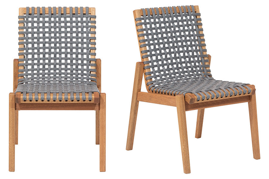 2 cadeiras de madeira trama jatoba e corda prata escuro uma cadeira vista de frente e outra na diagonal em fundo branco