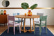 mesa de jantar átrio e cadeiras uma coloridas ambientados na sala de jantar