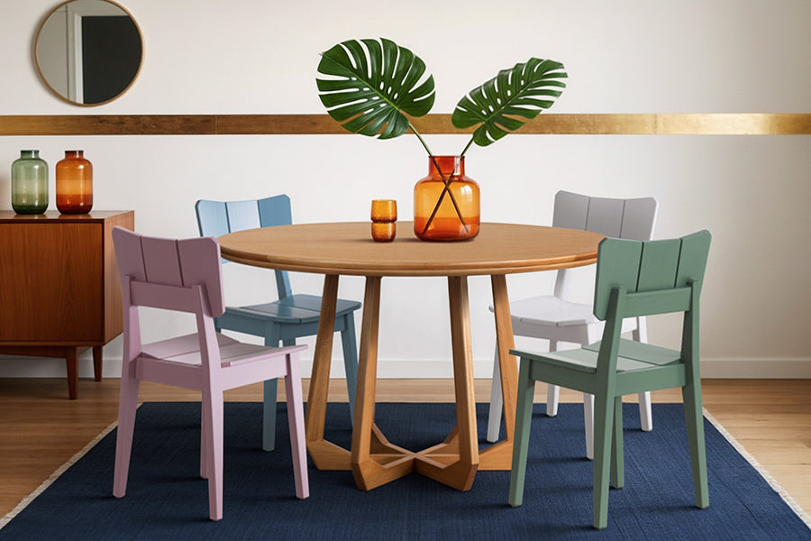 mesa de jantar átrio e cadeiras uma coloridas ambientados na sala de jantar