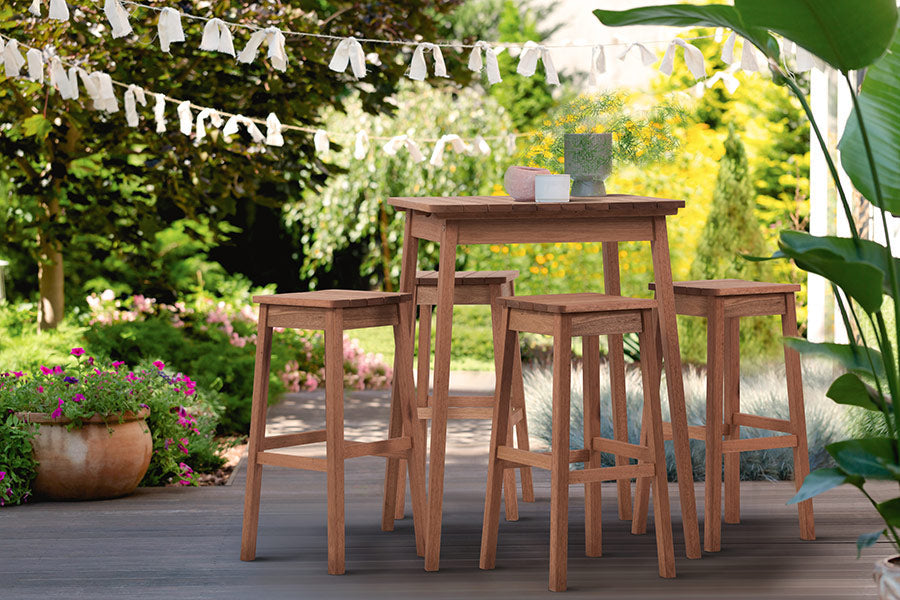 mesa bistro alta garden castanheira ambientada no jardim com 4 banquetas altas