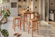 mesa bistro e banquetas alta garden ambientadas na varanda coberta
