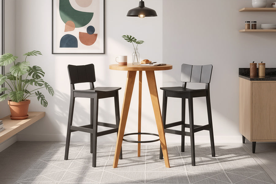 mesa bistro icatu e banquetas uma preta ambientadas na cozinha