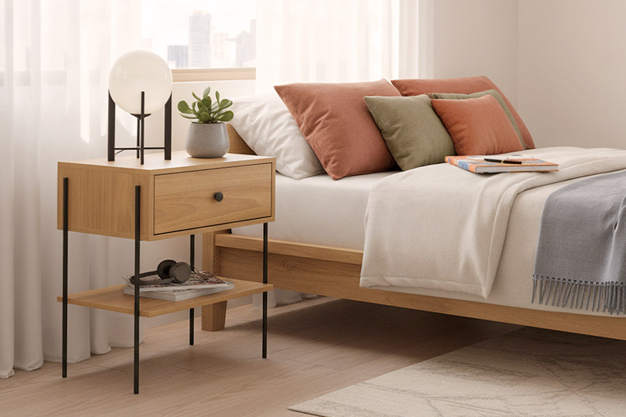 mesa de cabeceira lesa areia e metal ambientado no quarto