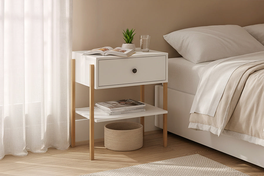 mesa de cabeceira leda branca amientada no quarto