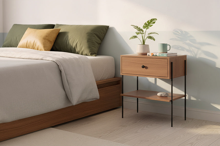 mesa de cabeceira leda freijo e metal ambientada no quarto