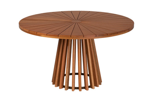 mesa de jantar gourmet vista de frente em fundo branco