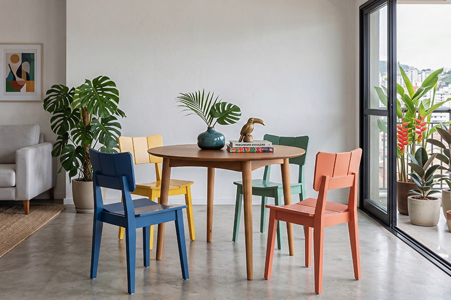 mesa encontro cadeira uma azul amarela telha vede escuro ambientadas na sala de jantar