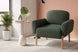 mesa lateral ello 65cm e poltrona agnes verde escuro ambientadas na sala de estar
