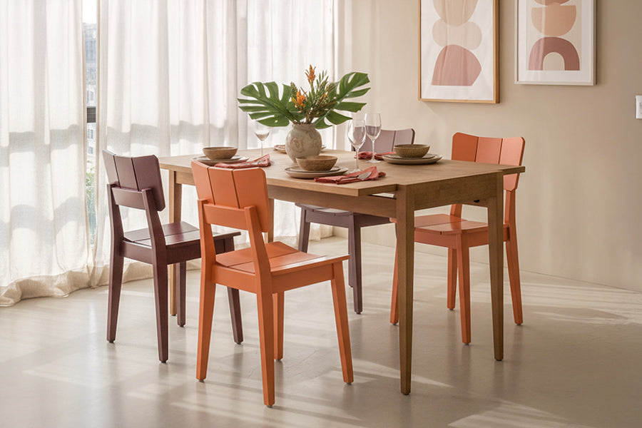 mesa pina amendoa e cadeiras uma vinho e telha ambientados na sala de jantar