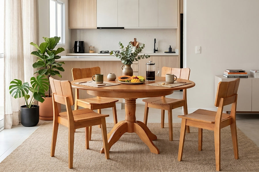 cadeira uma nozes e mesa tea ambientados na sala de jantar