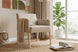 poltrona arpoador bege ambientado na sala de estar