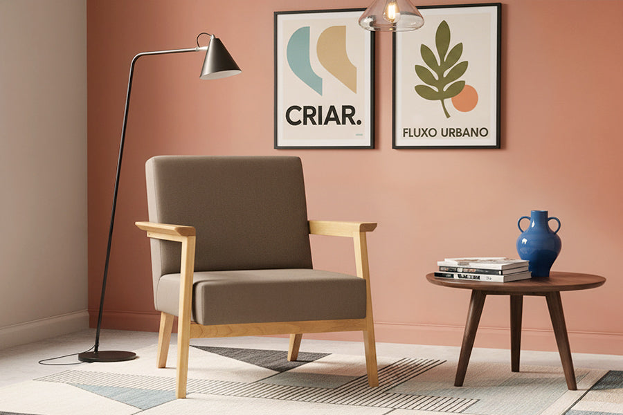 poltrona caju marrom ambientada na sala de estar