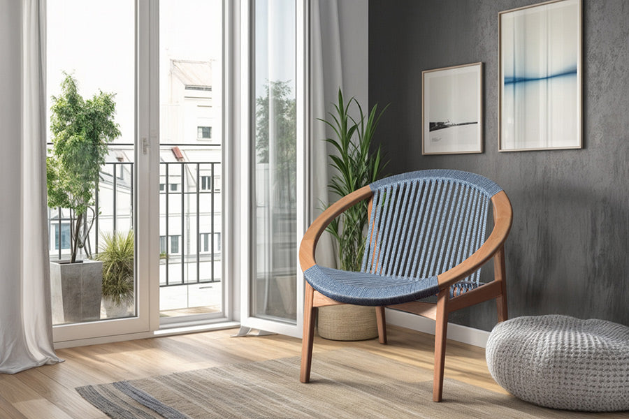 poltrona conica cor natural e corda azul acinzentado ambientada na sala de estar