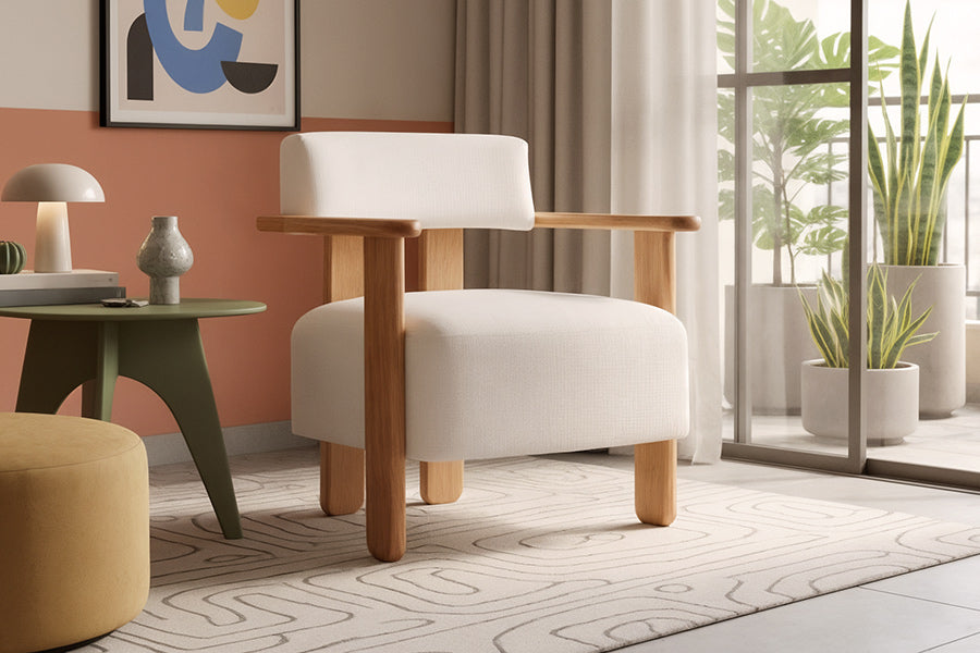 poltrona faether off white ambientada na sala