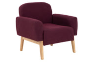 poltrona para sala agnes base natural e tecido marsala vista na diagonal