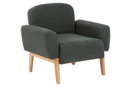 poltrona para sala agnes base natural e tecido verde escuro vista na diagonal em fundo branco