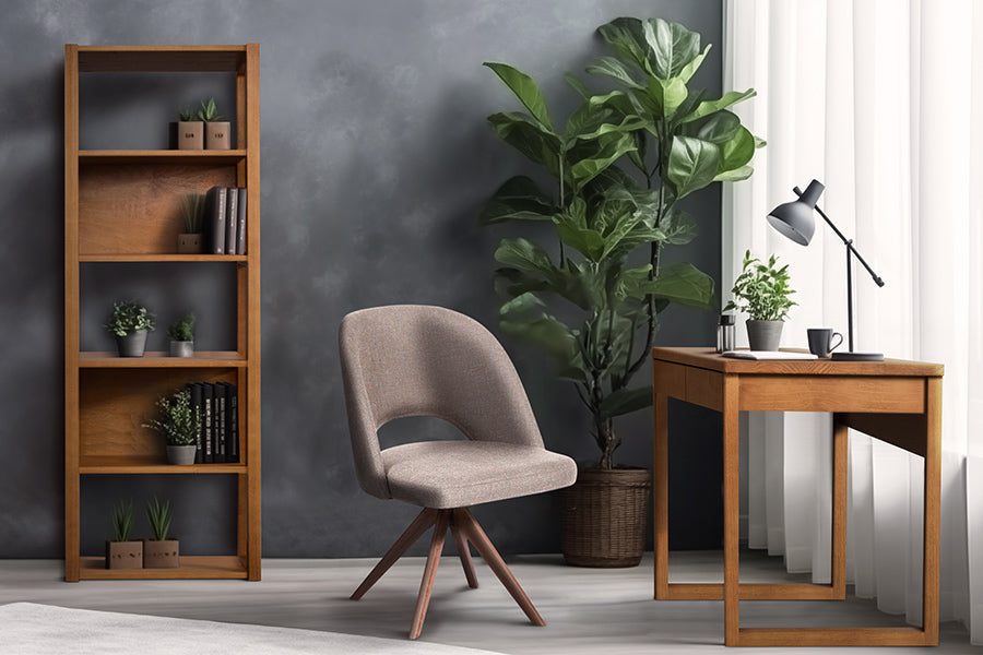 poltrona para sala giratória moon bege ambientada em home office com escrivaninha
