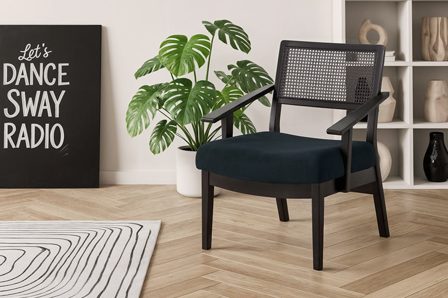 poltrona vitrola azul marinho ambientado na sala de estar