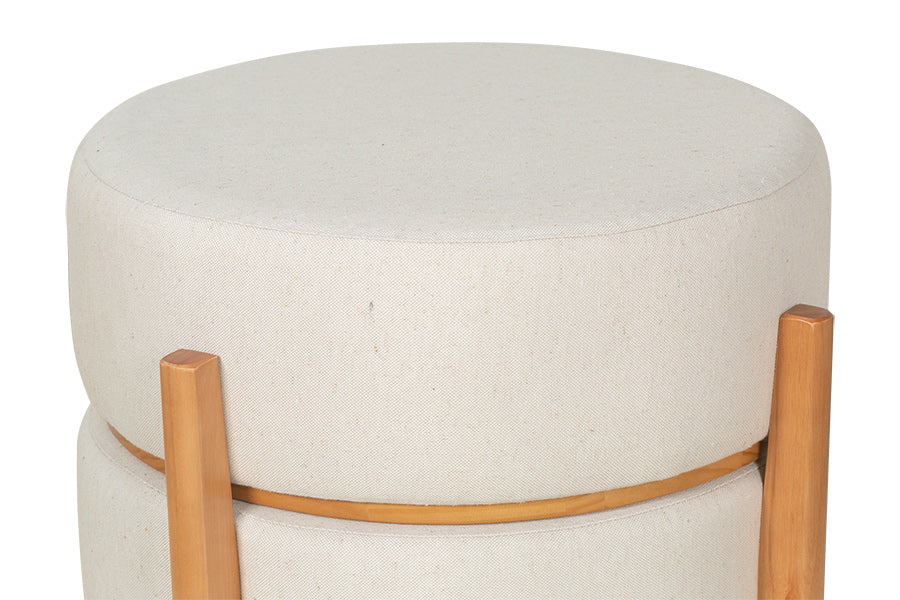 puff mesa macaron na cor amêndoa e tecido bege detalhe assento