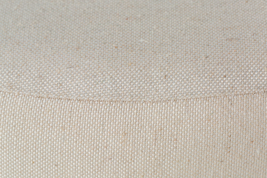 puff mesa macaron na cor amêndoa e tecido bege detalhe tecido