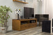 rack de sala para tv euro nozes em uma sala de estar com tv e abajur sobre ele e poltrona ao lado