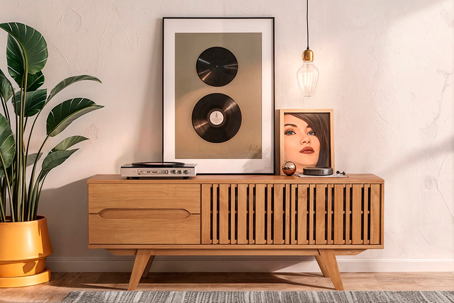 rack panteon 165 cm nozes ambientado na sala de estar com quadros e toca discos em cima 