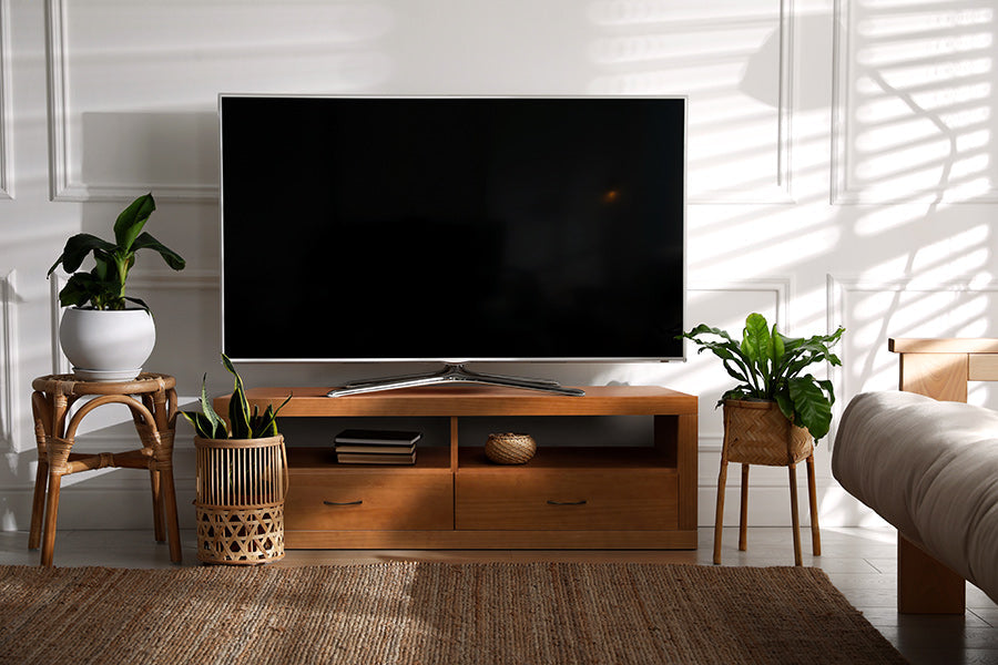 rack para sala euro nozes ambientado na sala com tv em cima
