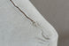 sofá 2 lugares trance bege em fundo infinito detalhe fecho