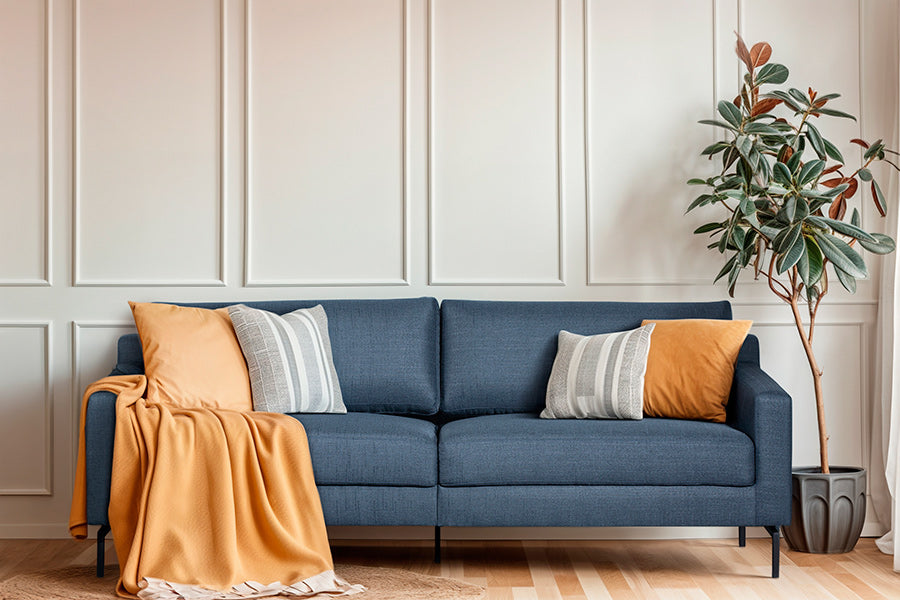 sofa 3 lugares berlin azul ambientado na sala de estar visto de frente