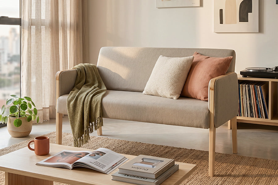 sofa arpoador bege ambientado na sala de estar