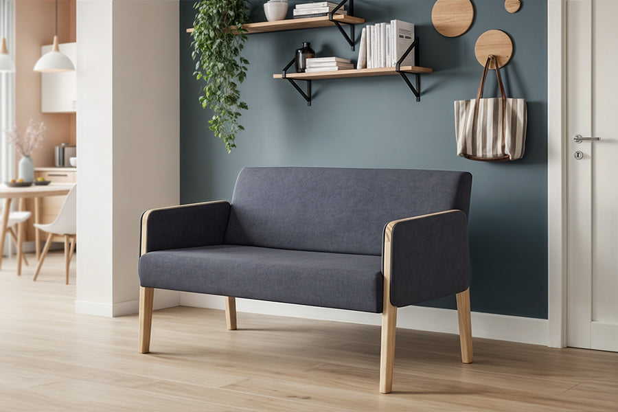 sofa arpoador cinza escuro ambientado no hall de entrada