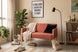 sofa arpoador terracota ambientado na sala de estar