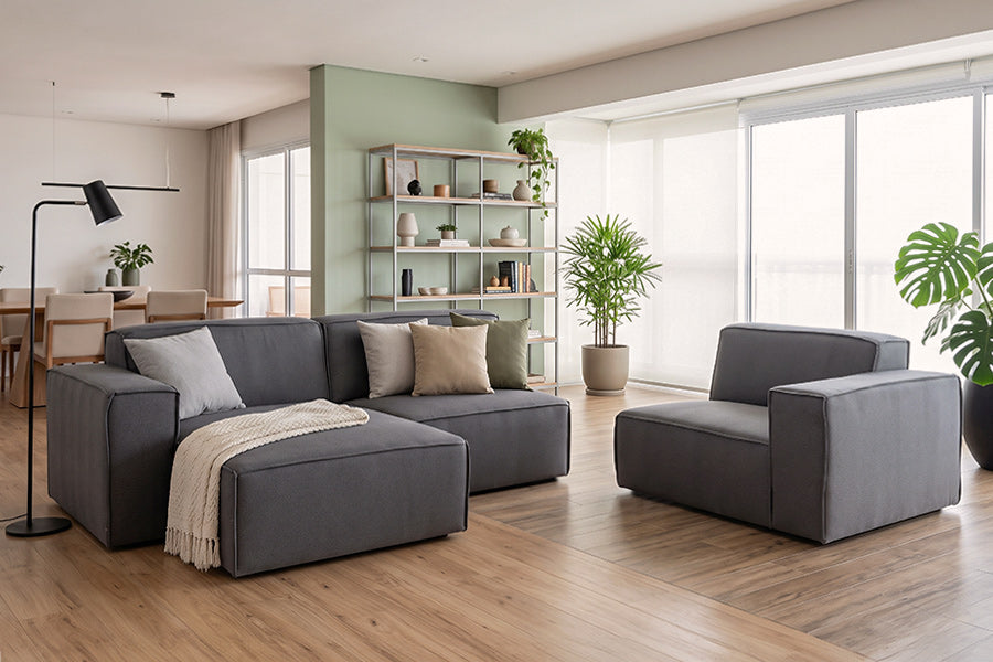 sofa marau cinza claro ambientado na sala de estar