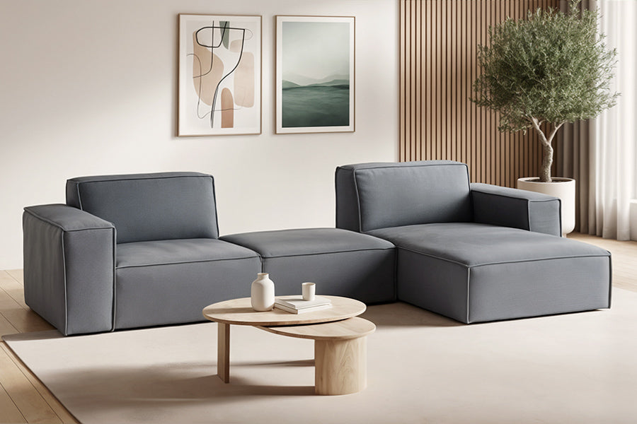 sofa marau cinza claro ambientado na sala de estar