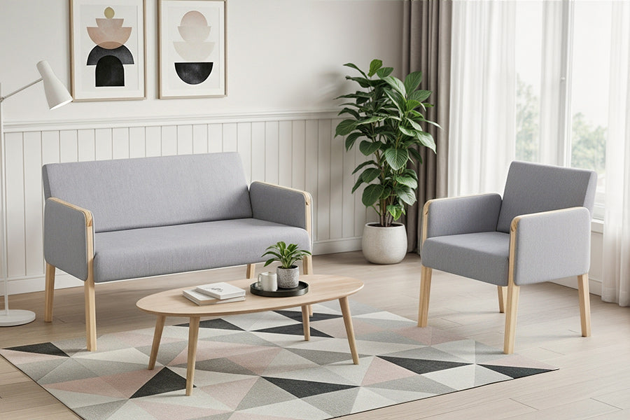 sofa e poltrona arpoador cinza claro ambientados na sala de estar