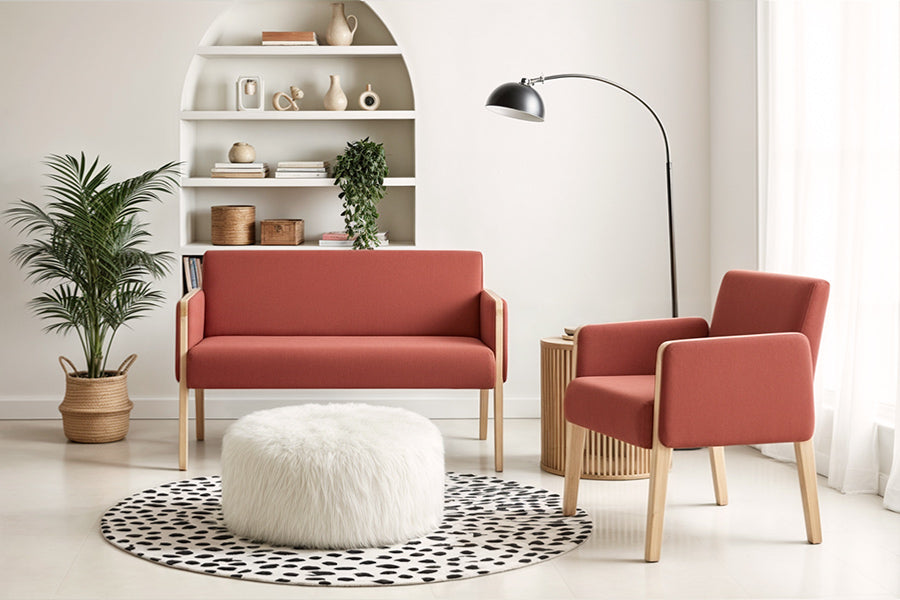 sofa e poltrona arpoador terracota ambientados na sala de estar